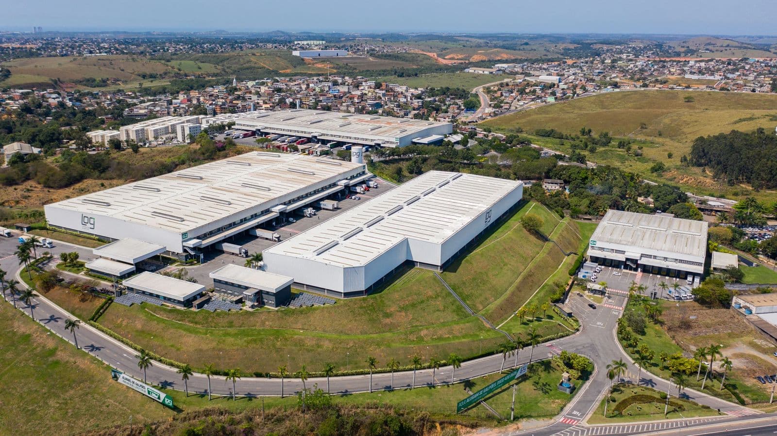 Vista aérea de condomínio logístico com múltiplos galpões e pátio de manobras