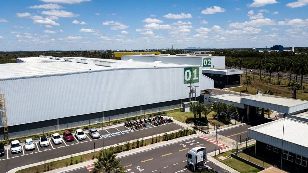 Módulos 01 e 02 de galpão logístico com estacionamento e portaria