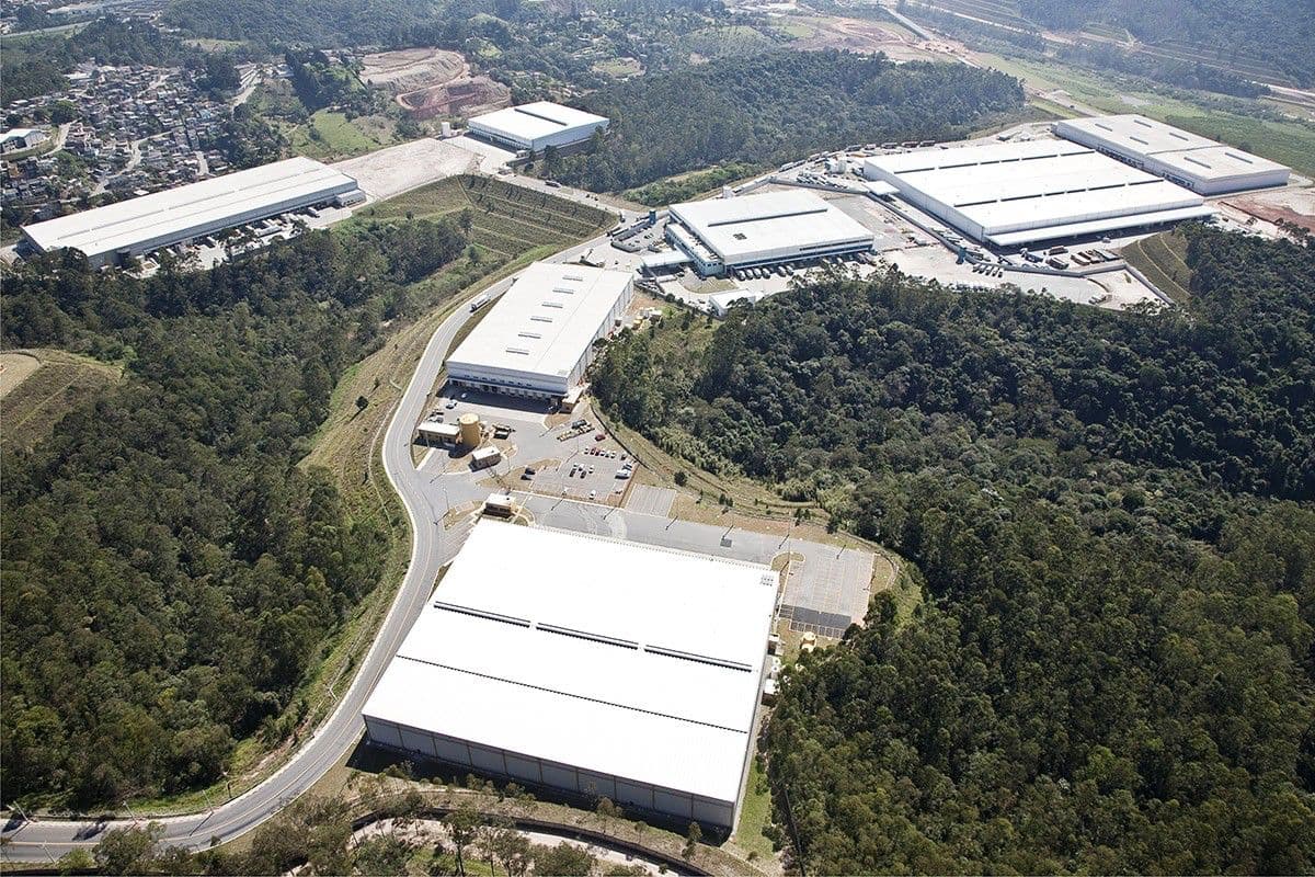 Parque logístico com vários galpões implantados em terreno acidentado